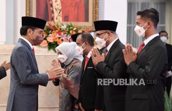 Presiden Jokowi (kiri) memberi ucapan selamat kepada  Komisioner KPU dan Bawaslu periode 2022-2027 usai pelantikan di Istana Merdeka, Jakarta, Selasa (12/04/2022). Presiden mendorong Komisioner KPU dan Bawaslu yang baru dilantik untuk menyiapkan penyelenggaraan Pemilu dan Pilkada Serentak Tahun 2024. 