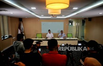 Presiden Aksi Cepat Tanggap (ACT) Ibnu Khajar (kanan) didampingi Anggota Dewan Pembina Yayasan ACT Bobby Herwibowo (kiri) menyampaikan keterangan pers di Gedung ACT, Menara 165, Jakarta, Senin (4/7/2022). Dalam konferensi pers tersebut Lembaga filantropi Aksi Cepat Tanggap (ACT) menyampaikan permintaan maaf kepada donatur dan masyarakat Indonesia sekaligus melakukan klarifikasi terkait pemberitaan dalam majalah Tempo dengan judul Kantong Bocor Dana Umat edisi Sabtu 2 Juli 2022.