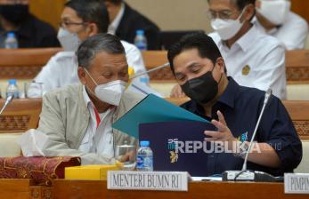 Menteri ESDM Arifin Tasrif (kiri) dan Menteri BUMN Erick Thohir (kanan) saat mengikuti Rapat Kerja dengan Komisi VII  di kompleks Parlemen Senayan, Jakarta, Selasa (29/11/2022). Raker tersebut beragendakan pengantar musyawarah mengenai Rancangan Undang-Undang Energi Baru dan Energi Terbarukan (RUU EB-ET). Republika/Prayogi