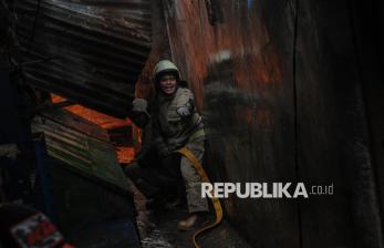 In Picture: Bangunan Ruko di Pasar Jatinegara Dilalap Si Jago Merah