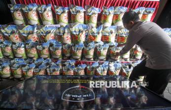 Satgas Pangan Bongkar Pabrik Beras Premium Oplosan di Sidoarjo