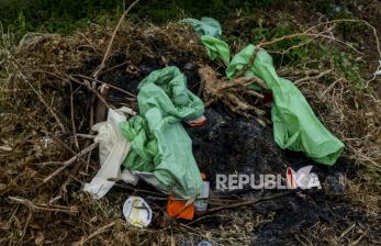 Alat Pelindung Diri (APD) yang telah selesai dipakai untuk memakamkan jenazah suspect corona dibuang di Tempat Pemakaman Umum (TPU), (ilustrasi).