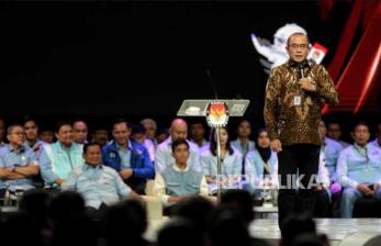 Ketua Komisi Pemilihan Umum (KPU) Hasyim Asy ari berikan sambutan dalam debat kelima Pilpres 2024 di Balai Sidang Jakarta Convention Center (JCC) Senayan, Jakarta, Ahad (4/2/2024). Debat kali ini bertemakan kesejahteraan sosial, kebudayaan, pendidikan, teknologi informasi, kesehatan, ketenagakerjaan, sumber daya manusia, dan inklusi. 