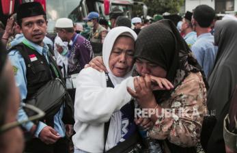 Pulang ke Tanah Air, Jamaah Haji Disambut Pelukan Hangat Keluarga