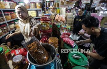 In Picture: Penjualan Kue Kering Mulai Ramai Dipasar Jatinegara