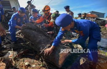 In Picture: Tim SAR Gabungan Lakukan Pencarian Korban Banjir Bandang Agam 