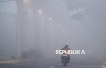 Kabut Asap Karhutla Ganggu Aktivitas Warga di Palembang