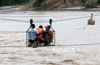 Jembatan Putus, Warga Gunakan Kabel Baja untuk Seberangi Sungai Juli Aceh
