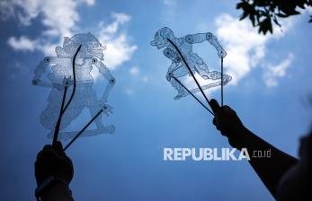 Tangan Kreatif Apul Sulap Botol Plastik Bekas Jadi Wayang Bernilai Seni