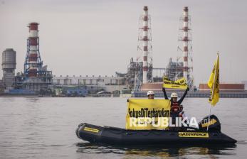 Protes Kebijakan Energi Nasional, Greenpeace Gelar Aksi di Kawasan PLTGU Muara Karang