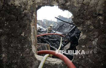Dini Hari Dilalap Api, Pabrik Bingkai di Duren Sawit Ludes Terbakar