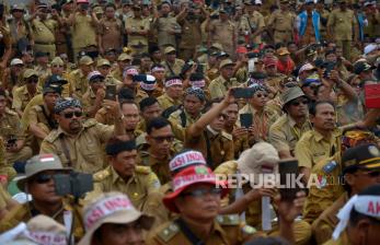 Sejumlah kepala desa dari berbagai daerah melakukan aksi unjuk rasa di depan Gedung DPR, Senayan, Jakarta, Selasa (17/1/2023). Dalam aksinya mereka menuntut pemerintah dan DPR merevisi aturan masa jabatan kepala desa dari 6 tahun menjadi 9 tahun per periode. 