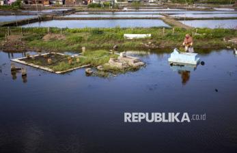 In Picture: Ziarah Makam Jelang Ramadhan Ditengah Banjir Rob