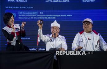 Jokowi Pamer KTA PSI di Rakorda DPD PSI Kota Bandung