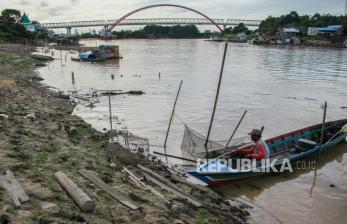 In Picture: Terdampak Kemarau, Debit Air Sungai Kahayan Menyusut