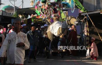 Atribut Unik Peserta Kirab Maulid Nabi di Surabaya