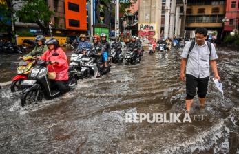 Diguyur Hujan Deras, Ruas Jalan di Depan Pasar Cipulir Tergenang Banjir