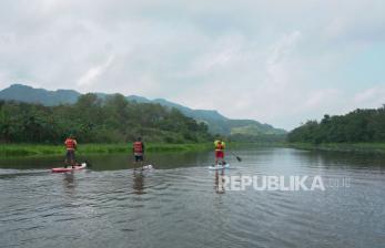 Operator wisata menjajal jalur wisata susur sungai di Pundong, Bantul, DI Yogyakarta, Rabu (20/10). Pariwisata akan jadi andalan Bantul memulihkan ekonomi.