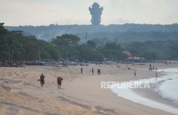 Sejumlah wisatawan berada di kawasan Pantai Kedonganan, Badung, Bali, Rabu (15/4/2020). Dinas Pariwisata Bali tengah menyusun prosedur tetap kesehatan di era new normal.