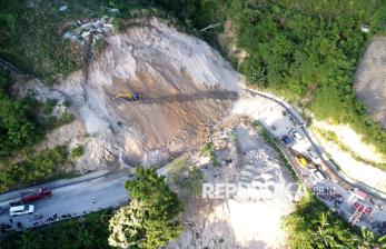 Jalan Trans Sulawesi Tertutup Longsor, Antrean Kendaraan Mengular
