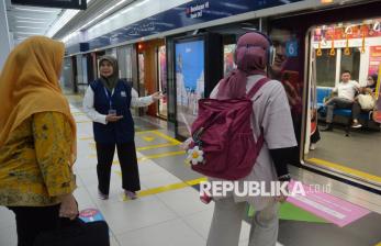 In Picture: MRT Jakarta Berdayakan Pekerja Lansia Jadi Petugas Stasiun