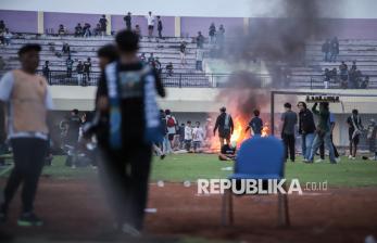 In Picture: Suporter Persela Lamongan Berulah, Masuk ke Lapangan dan Rusak Fasilitas Stadion