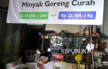 Spanduk harga eceran tertinggi (HET) minyak goreng curah terpasang di agen penjualan minyak goreng curah, Yogyakarta, Kamis (16/6/2022). Spanduk HET minyak goreng curah dengan harga Rp 14 ribu per liter atau Rp 15.500 per kilogram dipasang oleh Satgas Pangan Polda DIY di setiap agen penjualan minyak goreng curah dan beberapa asar tradisional.