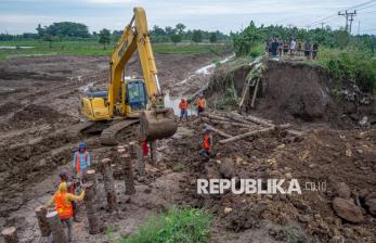 In Picture: Alat Berat dan Puluhan Pekerja Dikerahkan untuk Perbaiki Tanggul Sungai Tuntang yang Jebol