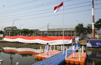 Peringati Sumpah Pemuda, Pelajar Gelar Upacara Bendera di Kali Cisadane