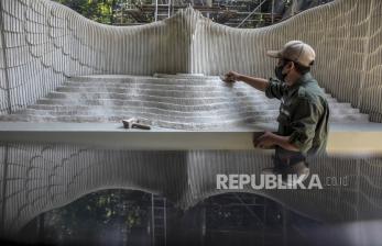 Pekerja menyelesaikan pembuatan model desain (mockup) Istana Kepresidenan rancangan I Nyoman Nuarta di NuaArt Sculpture Park, Jalan Setra Duta Raya, Parongpong, Kabupaten Bandung Barat, Selasa (30/8/2022). Seniman I Nyoman Nuarta terpilih menjadi perancang desain kompleks Istana Kepresidenan di Ibu Kota Negara (IKN) Nusantara di Kalimantan Timur. Desain tersebut mengadaptasi bentuk burung garuda dengan bentang sayap sepanjang 200 meter, lebar 30 meter dan tinggi 76 meter.