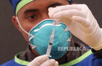 Tenaga kesehatan mempersiapkan vaksin. (ilustrasi)