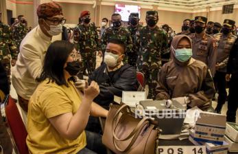 Panglima TNI Marsekal TNI Hadi Tjahjanto (ketiga kanan) bersama Kapolri Jenderal Pol Listyo Sigit Prabowo (kedua kanan), Gubernur Jawa Barat Ridwan Kamil (kiri) dan Kapolda Jabar Irjen Pol Ahmad Dofiri (kanan) saat meninjau kegiatan Serbuan Vaksinasi Massal Covid-19 TNI Polri di Jawa Barat di Sudirman Grand Ballroom, Jalan Jenderal Sudirman, Kota Bandung, Kamis (10/6). Dalam kegiatan Serbuan Vaksinasi Massal Covid-19 TNI Polri di Jawa Barat tersebut menyediakan sebanyak 40 ribu dosis vaksin Covid-19 yang ditujukan bagi warga kelompok umur lanjut usia (lansia) dan pra lansia. Foto: Republika/Abdan Syakura