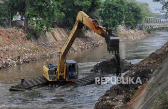 In Picture: Antisipasi Banjir, Sudin SDA DKI Jakarta Lakukan Pengerukan Kali Ciliwung