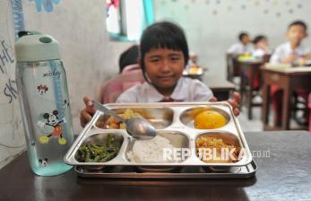 In Picture: Antusiasme Pelajar Santap Makan Bergizi Gratis di Palmerah Jakarta