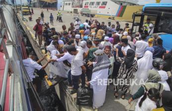In Picture: Jamaah Haji Halmahera Gunakan Kapal Cepat untuk Kembali ke Daerah Asal