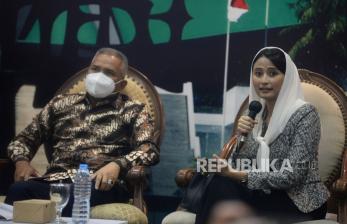 Anggota Badan Kerja Sama Antar Parlemen (BKSAP) DPR RI Dyah Roro Esti (kanan) bersama Wakil Ketua BKSAP DPR RI Achmad Hafidz Tohir menjadi narasumber dalam diskusi Dialektika Demokrasi di Kompleks Parlemen, Senayan, Jakarta, Kamis (17/3/2022). Diskusi tersebut mengangkat tema Misi DPR RI dalam Inter Parliamentary Union (IPU) Ke-144 di Nusa Dua, Bali pada 20-24 Maret 2022 mendatang.Prayogi/Republika.