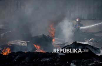Tempat Pengolahan Limbah Plastik di Tangerang Terbakar, Diduga Akibat Korsleting Listrik