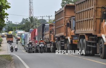 Ratusan Kendaraan Terjebak Kemacetan Panjang di Jalan Nasional Jambi