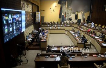 Suasana rapat kerja komisi II DPR dengan Kemendagri, Bawaslu, KPU dan DKPP bersama di Kompleks Parlemen, Senayan, Jakarta, Senin (15/3). Rapat itu membahas terkait persiapan pemilihan umum tahun 2024.Prayogi/Republika 