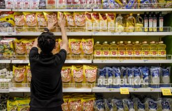 Pekerja menata minyak goreng di salah satu pusat perbelanjaan di Jalan Pahlawan, Cibeunying Kidul, Kota Bandung, Kamis (17/3/2022). Pemerintah mencabut aturan Harga Eceran Tertinggi (HET) minyak goreng kemasan, selanjutnya harga minyak goreng kemasan akan diserahkan ke mekanisme pasar dengan menyesuaikan nilai keekonomiannya. Di Kota Bandung, harga minyak goreng kemasan naik menjadi Rp47.800 per dua liter yang semula Rp28.000. Foto: Republika/Abdan Syakura