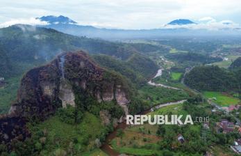 In Picture: 15 Hektar Lahan di Limapuluhota Sumbar Hangus Terbakar