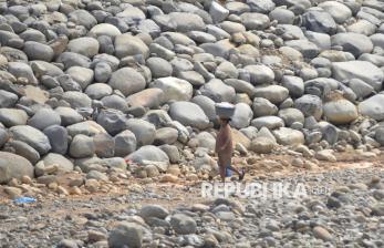 Debit Air Sungai Batang Kuranji Menyusut Akibat Kemarau