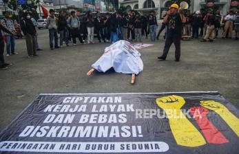 Aksi Buruh di Medan Tuntut UU Ciptaker Dicabut