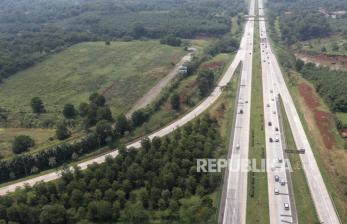 Sejumlah kendaraan melintas saat pemberlakuaan satu arah atau 