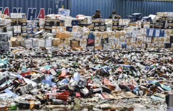 Sejumlah petugas Bea Cukai Banten menata barang  barang bukti minuman keras dan rokok impor ilegal yang akan dimusnahkan di Tempat Penimbunan Pabean (TPP), Cikarang, Kabupaten Bekasi, Jawa Barat, Selasa (2/3). Sebanyak 1.168.483 rokok dan 43.727 botol miras impor ilegal dimusnahkan dari hasil penindakan dari tahun 2020 sampai dengan 2021 dengan total kerugian negara mencapai Rp42,1 milyar. 