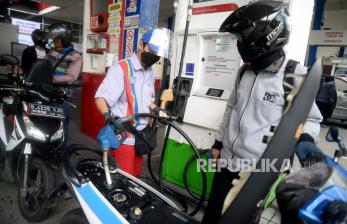 Seorang petugas mengisi bahan bakar minyak (BBM) jenis Pertamax ke salah satu kendaraan di stasiun pengisian bahan bakar umum (SPBU) di kawasan Kuningan, Jakarta, Rabu (30/3/2022). Komisi VI DPR RI mendukung penyesuaian harga BBM non subsidi mengikuti harga keekonomian minyak dunia untuk menjamin kesehatan keuangan Pertamina dalam menjalani penugasan pemerintah. 