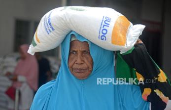 In Picture: Antusiasme Warga Aceh Terima Bantuan Pangan Beras