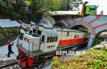 In Picture: Truk Tabrak Jembatan di Cikeusal, Perjalanan Kereta Sempat Terganggu