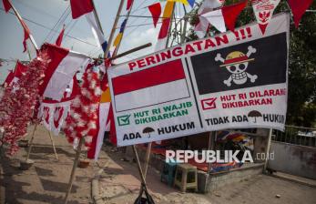 Pedagang Bendera Pasang Spanduk Ajakan Tidak Kibarkan Bendera One Piece