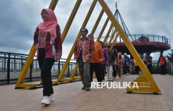 In Picture: Saat Wartawan Jadi Model Peragaan Busana Batik